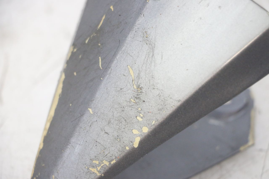 photo de VERKLEIDUNG HINTEN MITTE PEUGEOT JET FORCE CARBU 50 (2003 - 2016) - Zoom auf Gebrauchszustand