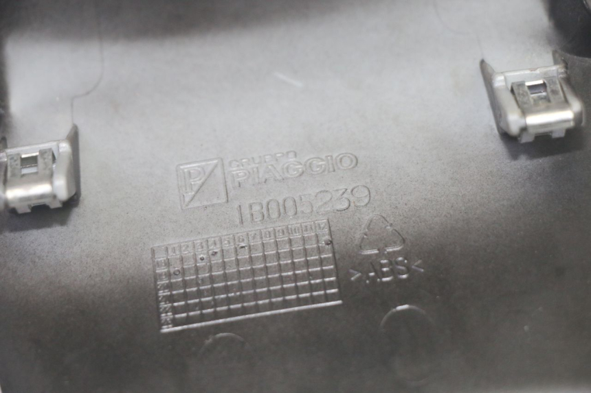 photo de VERKLEIDUNG HINTEN MITTE PIAGGIO MP3 HPE 350 (2018 - 2020) - Details der Befestigungspunkte