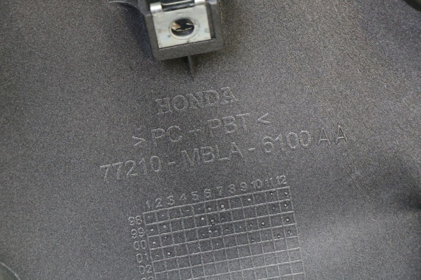 photo de VERKLEIDUNG HINTEN MITTE HONDA NTV DEAUVILLE 650 (2001 - 2006) - Oberflächenzustand und Material