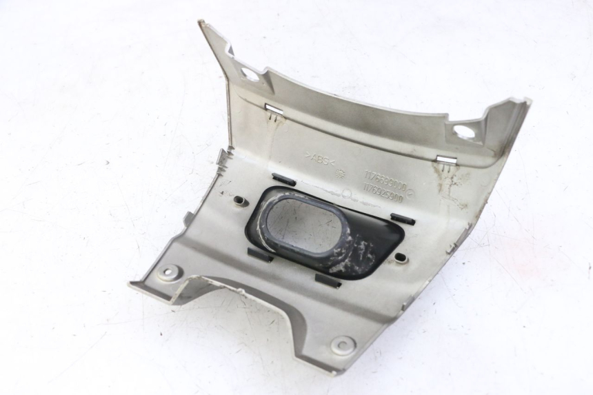 photo de VERKLEIDUNG HINTEN MITTE PEUGEOT SATELIS 125 (2013 - 2018) - Zoom auf Gebrauchszustand