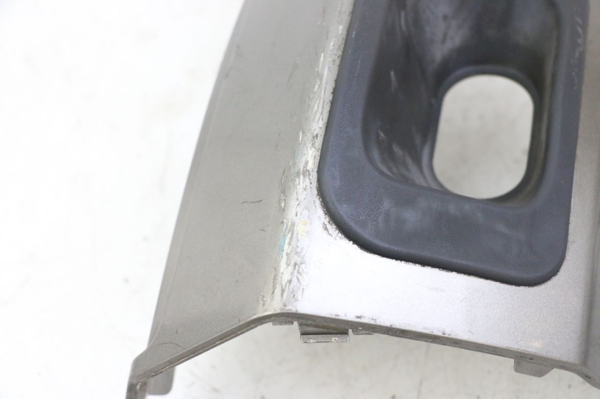 photo de VERKLEIDUNG HINTEN MITTE PEUGEOT SATELIS 125 (2013 - 2018) - Details der Befestigungspunkte