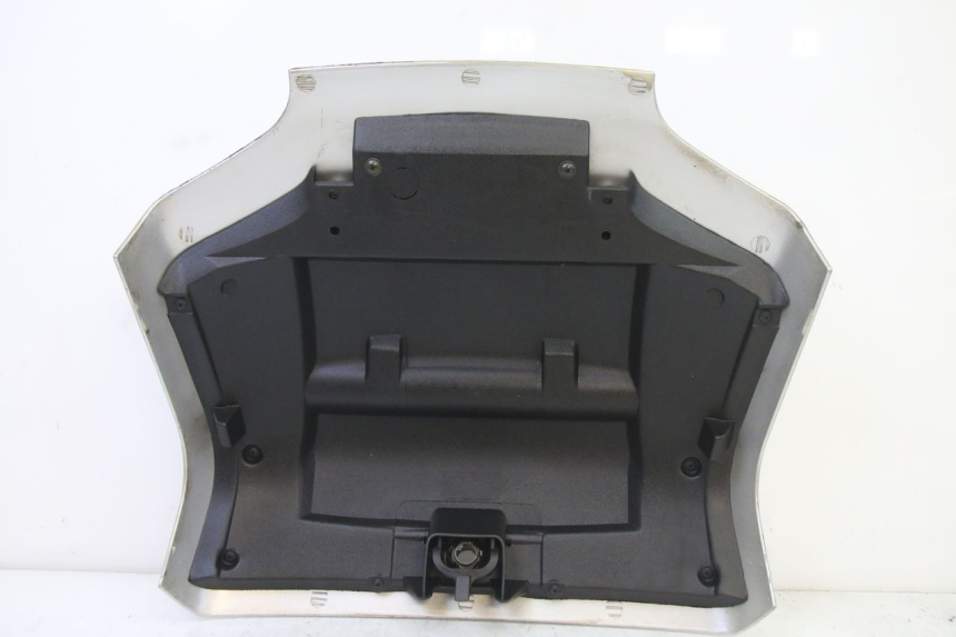 photo de VERKLEIDUNG HINTEN MITTE PIAGGIO SUPER LX 125 (2000 - 2003) - Details der Befestigungspunkte