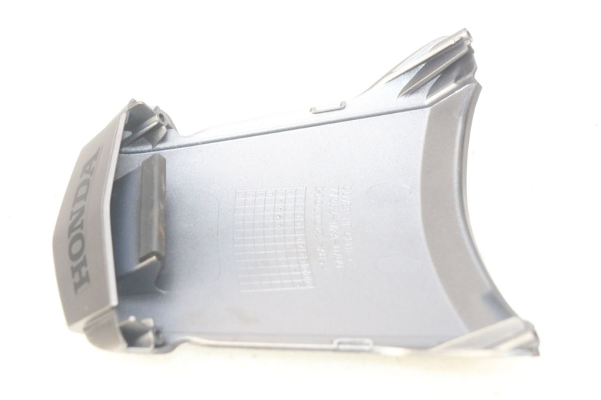photo de OBERES HINTERES VERKLEIDUNGSTEILVERBINDER HONDA FES PANTHEON 2T 125 (1998 - 2002) - Detailansicht des Bauteils