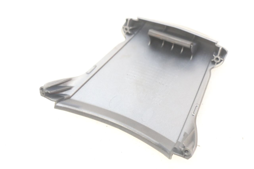 photo de OBERES HINTERES VERKLEIDUNGSTEILVERBINDER HONDA FES PANTHEON 2T 125 (1998 - 2002) - Zoom auf Gebrauchszustand