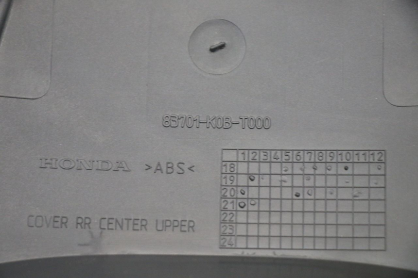 photo de VERKLEIDUNG HINTEN MITTE OBEN HONDA FORZA 125 (2021 - 2025) - Kennzeichnungen und Originalreferenzen