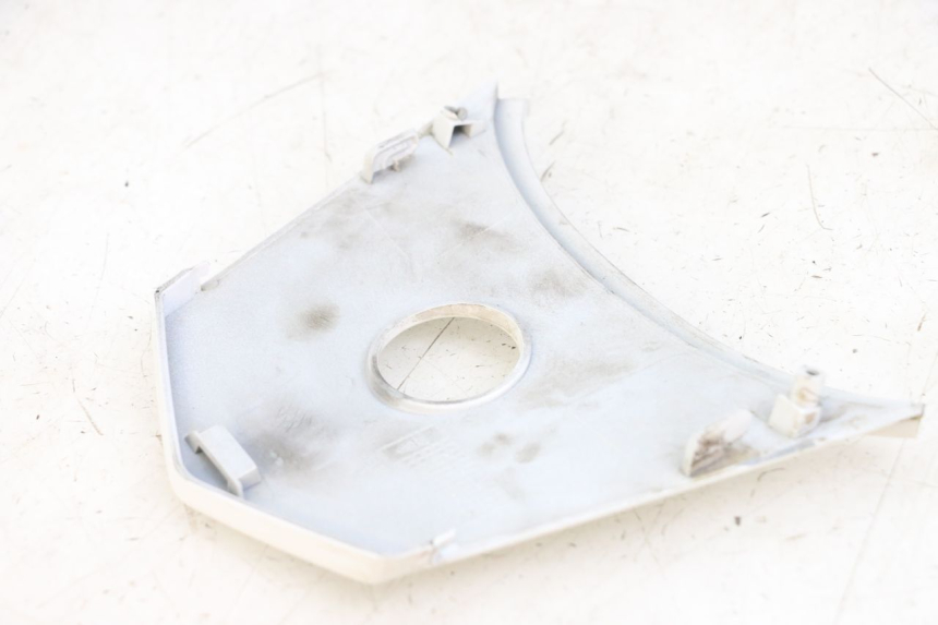 photo de HECKVERKLEIDUNG OBERER HINTERER VERBINDUNGSSTÜCK SYM JET 14 4T 50 (2018 - 2022) - Zoom auf Gebrauchszustand