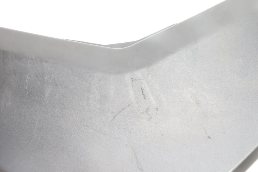 photo de VERKLEIDUNG HINTEN MITTE OBEN YAMAHA N-MAX NMAX 125 (2021 - 2024) - Detailansicht des Bauteils