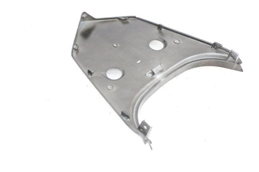 photo de OBERES HINTERES VERKLEIDUNGSTEILVERBINDER SYM ORBIT III 3 4T 50 (2018 - 2021) - Detailansicht des Bauteils