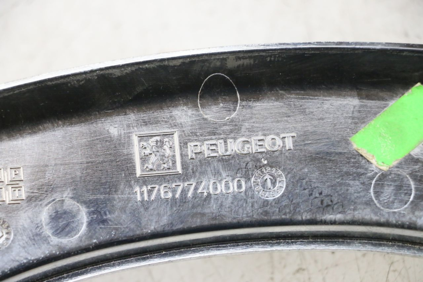 photo de VERKLEIDUNG HINTEN MITTE OBEN PEUGEOT SATELIS 125 (2013 - 2018) - Alternative Perspektive