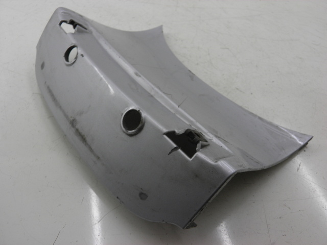 photo de VERKLEIDUNG HINTEN MITTE OBEN PIAGGIO X8 STREET 125 (2006 - 2007) - Zoom auf Gebrauchszustand