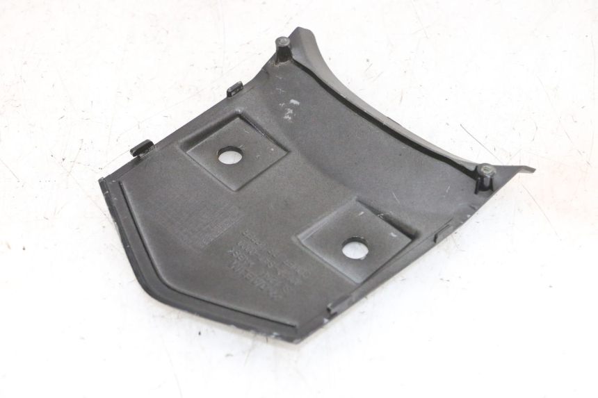 photo de VERKLEIDUNG HINTEN MITTE OBEN DAELIM S1 125 (2007 - 2016) - Details der Befestigungspunkte