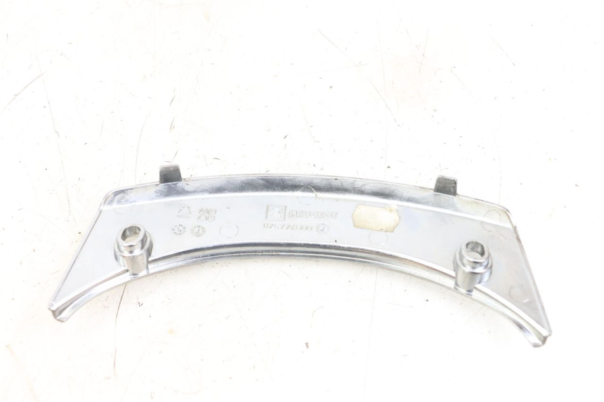 photo de OBERE HINTERE VERKLEIDUNGSVERBINDUNG PEUGEOT SATELIS 125 (2006 - 2009) - Alternative Perspektive