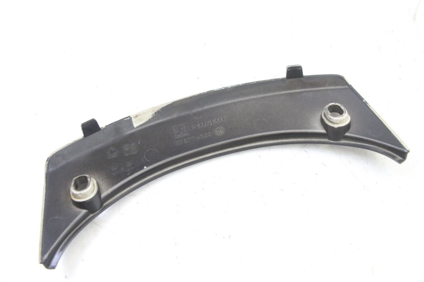 photo de VERKLEIDUNG HINTEN MITTE OBEN PEUGEOT SATELIS 125 (2013 - 2018) - Details der Befestigungspunkte