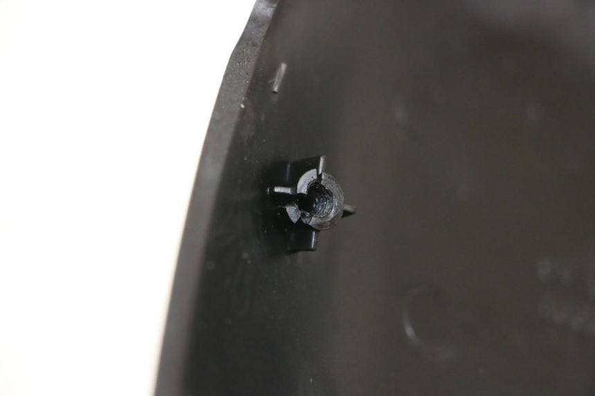 photo de VERKLEIDUNG HINTEN MITTE OBEN SUZUKI SV S 650 (1999 - 2002) - Zoom auf Gebrauchszustand