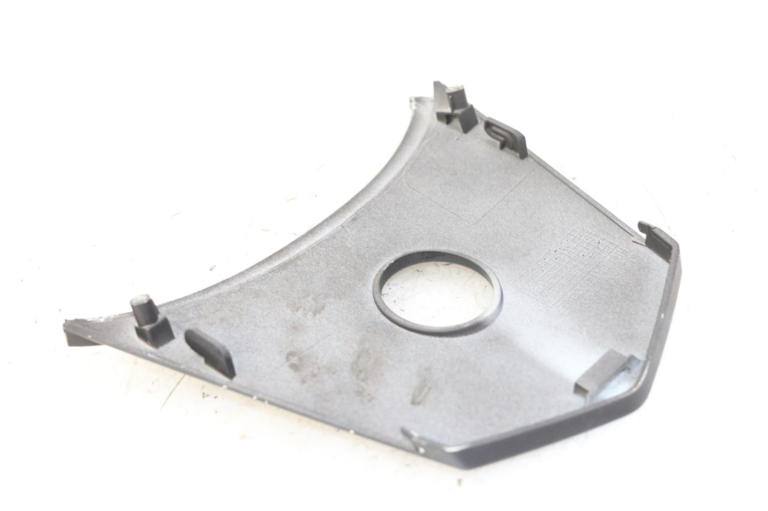 photo de HECKVERKLEIDUNG OBERER HINTERER VERBINDUNGSSTÜCK SYM JET 14 4T 50 (2018 - 2022) - Zoom auf Gebrauchszustand