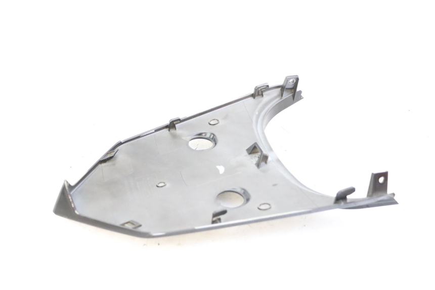 photo de OBERES HINTERES VERKLEIDUNGSTEILVERBINDER SYM ORBIT III 3 4T 50 (2018 - 2021) - Detailansicht des Bauteils