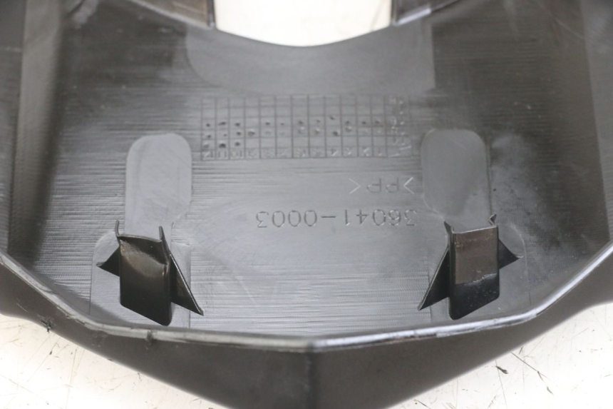 photo de OBERES HINTERES VERKLEIDUNGSTEILVERBINDER KAWASAKI VERSYS ABS 650 (2015 - 2018) - Detailansicht des Bauteils