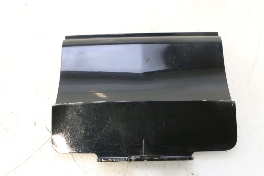 photo de VERKLEIDUNG HINTEN MITTE OBEN DAELIM VJ ROADWIN 125 (2004 - 2007) - Zoom auf Gebrauchszustand