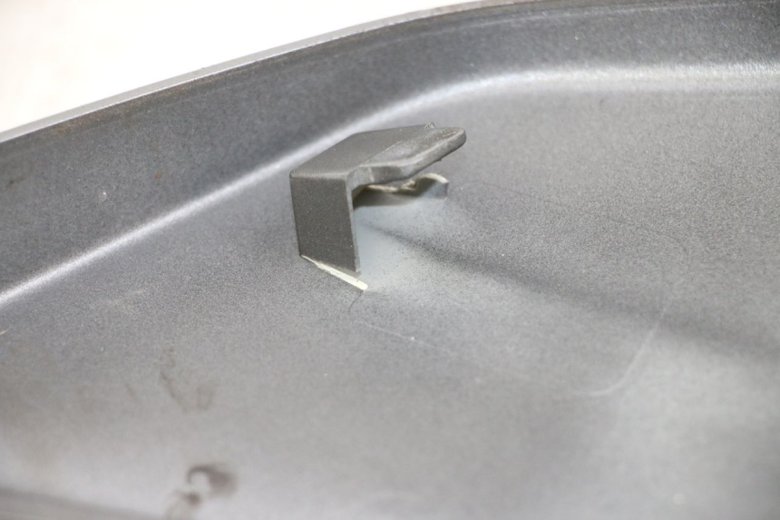 photo de OBERES HINTERES VERKLEIDUNGSTEILVERBINDER PIAGGIO X10 125 (2012 - 2017) - Zoom auf Gebrauchszustand