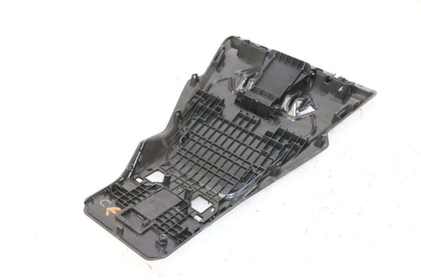 photo de VERKLEIDUNG HINTEN MITTE OBEN SEGWAY NINEBOT ZT3 PRO 1 - Details der Befestigungspunkte