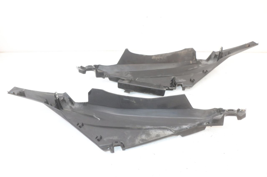 photo de VERKLEIDUNG HINTEN MITTE YAMAHA XMAX X-MAX ABS 125 (2017 - 2020) - Detailansicht des Bauteils