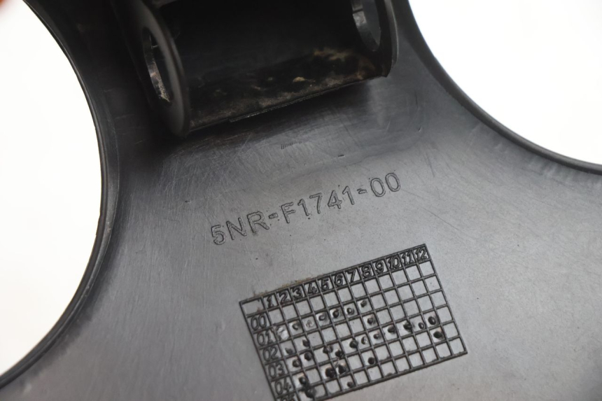 photo de VERKLEIDUNG HINTEN MITTE YAMAHA YP MAJESTY 125 (2002 - 2006) - Oberflächenzustand und Material