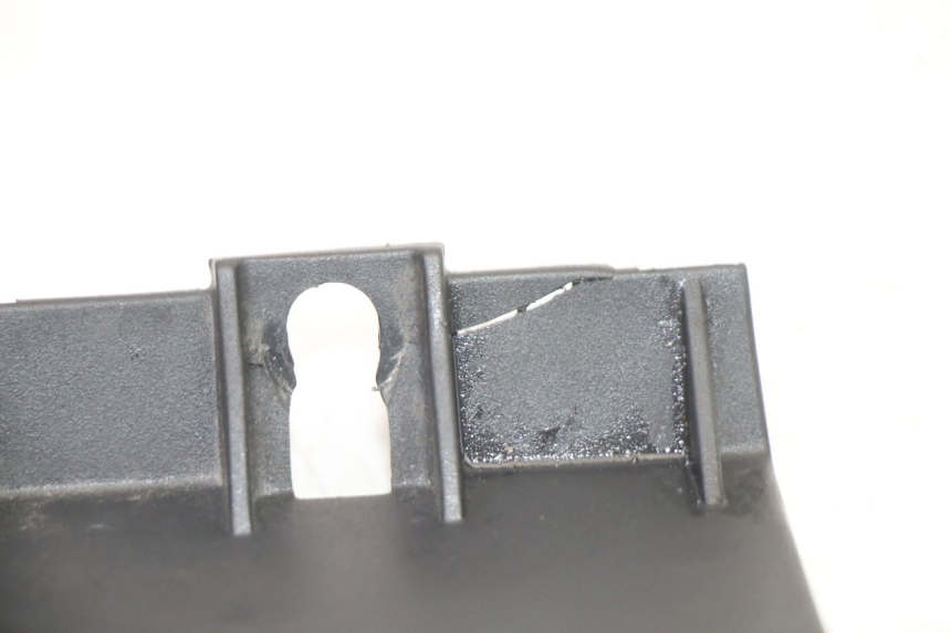 photo de VERKLEIDUNG VORNE MITTE PIAGGIO MP3 HPE 310 (2024 - 2025) - Zoom auf Gebrauchszustand