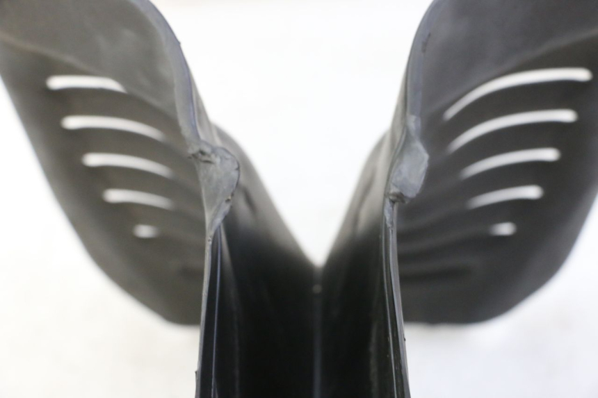 photo de VERKLEIDUNG VORNE MITTE PIAGGIO MP3 RL 250 (2006 - 2010) - Zoom auf Gebrauchszustand