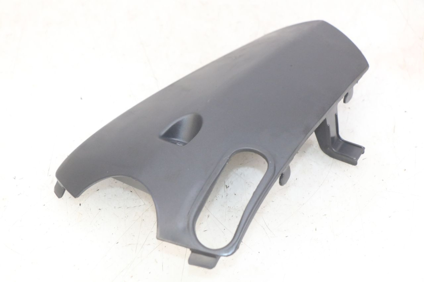 photo de UNTERE VERKLEIDUNG VORDERSEITE VERBINDUNG HONDA SCV LEAD 100 (2003 - 2007) - Zoom auf Gebrauchszustand