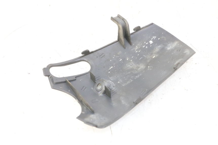 photo de UNTERE VERKLEIDUNG VORDERSEITE VERBINDUNG HONDA SCV LEAD 100 (2003 - 2007) - Zoom auf Gebrauchszustand