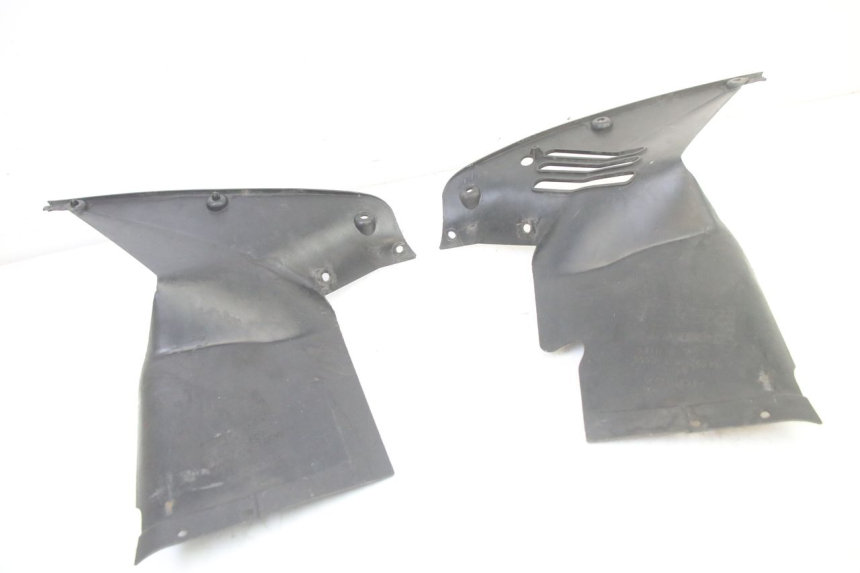 photo de VERKLEIDUNG VORNE MITTE HONDA ST PAN EUROPEAN 1300 (2002 - 2013) - Details der Befestigungspunkte