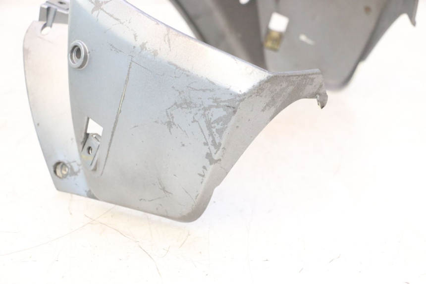 photo de UNTERE VERKLEIDUNG VORDERSEITE VERBINDUNG PEUGEOT TREKKER 50 (1995 - 2004) - Details der Befestigungspunkte