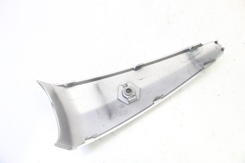 photo de FRONTVERKLEIDUNG MITTE PIAGGIO LIBERTY 4T 50 (2009 - 2015) - Details der Befestigungspunkte