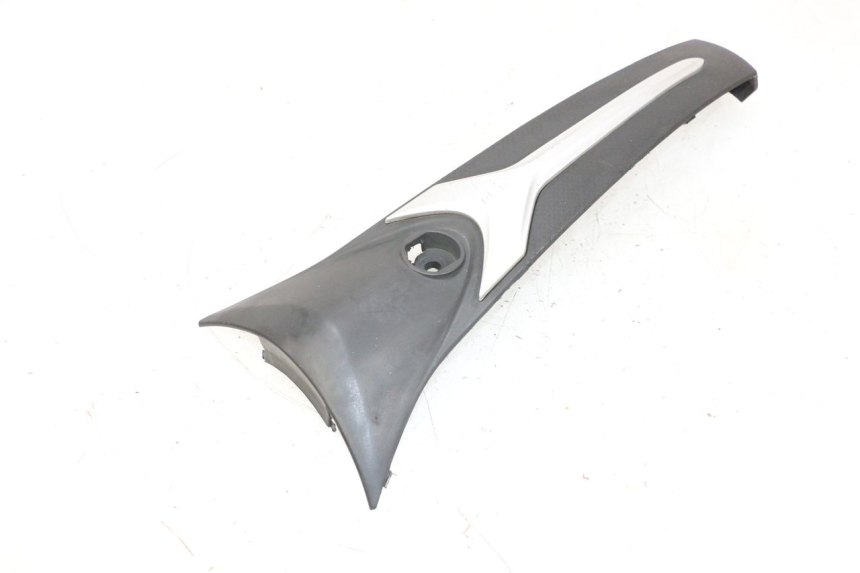 photo de FRONTVERKLEIDUNG MITTE JM MOTORS SANTANA 50 (2014 - 2023) - Details der Befestigungspunkte