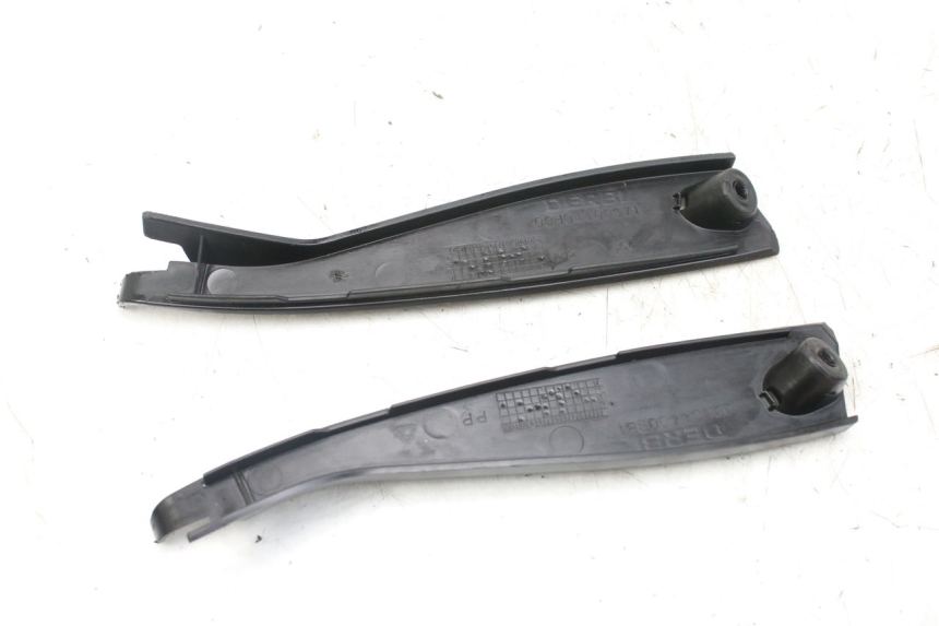 photo de VERKLEIDUNG VORNE MITTE DERBI GPR 50 (2004 - 2009) - Detailansicht des Bauteils