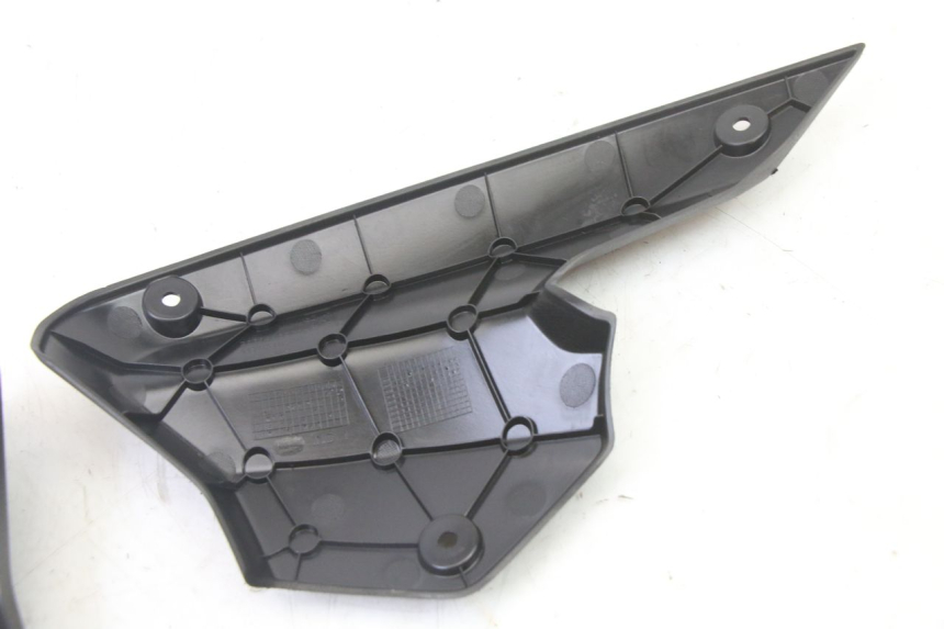 photo de VERKLEIDUNG VORNE MITTE PEUGEOT KISBEE 4T 50 (2018 - 2022) - Details der Befestigungspunkte