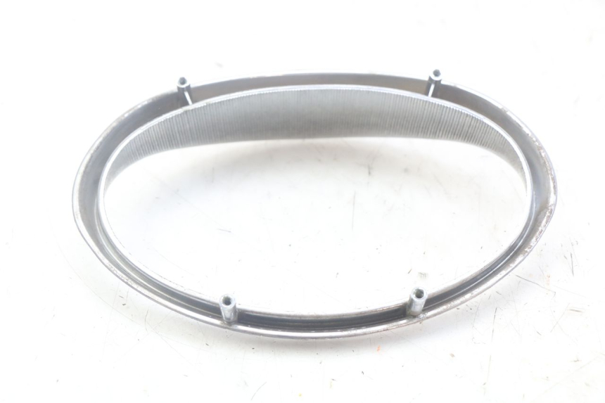 photo de VERKLEIDUNGSVERBINDUNG VORNE OBEN APRILIA SCARABEO 100 (2003 - 2012) - Detailansicht des Bauteils