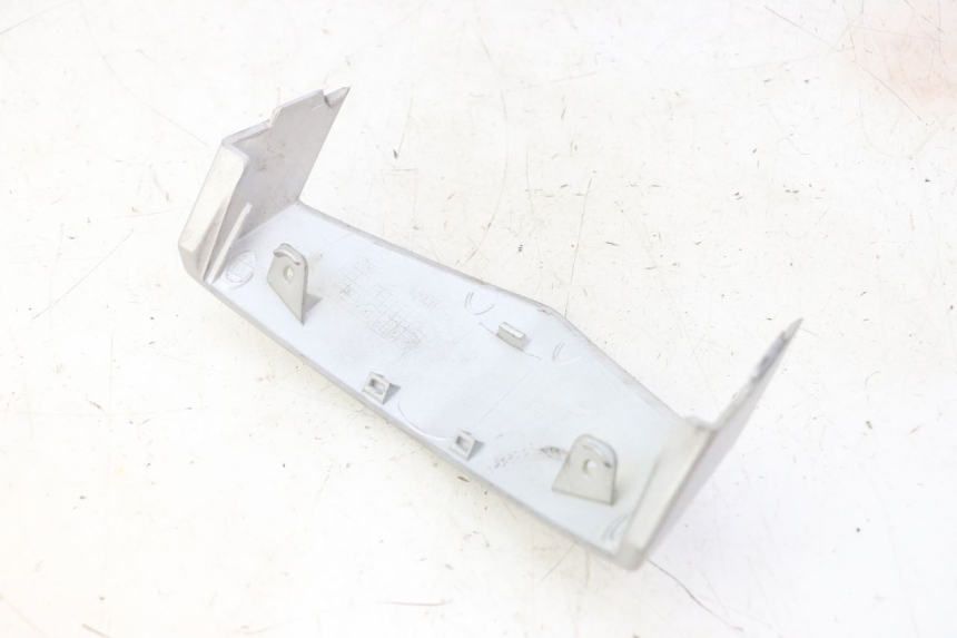 photo de VERKLEIDUNGSVERBINDUNG VORNE OBEN PEUGEOT VIVACITY NEW 4T 50 (2008 - 2017) - Detailansicht des Bauteils