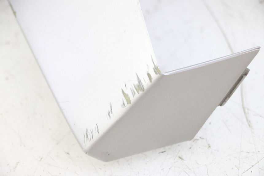 photo de VERKLEIDUNGSVERBINDUNG VORNE OBEN PEUGEOT VIVACITY NEW 4T 50 (2008 - 2017) - Details der Befestigungspunkte