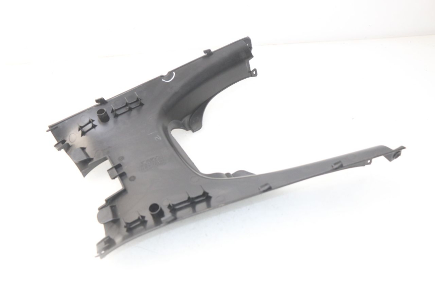 photo de TRITTBRETT VERKLEIDUNG MITTE KYMCO DINK STREET 125 (2009 - 2014) - Details der Befestigungspunkte