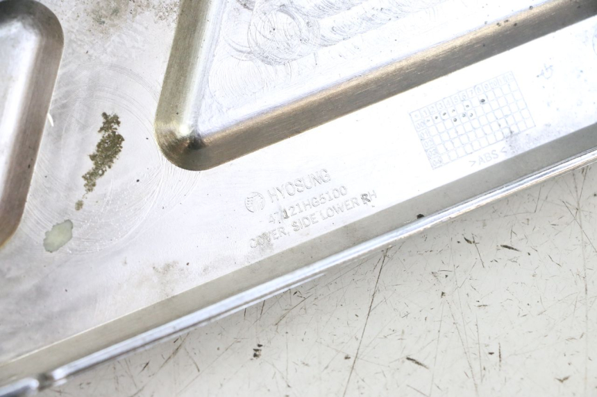 photo de TRITTBRETT VERKLEIDUNG MITTE RECHTS HYOSUNG GV AQUILA 125 (2000 - 2009) - Alternative Perspektive