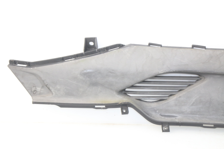 photo de TRITTBRETT VERKLEIDUNG MITTE RECHTS KYMCO DINK STREET 125 (2009 - 2014) - Zoom auf Gebrauchszustand