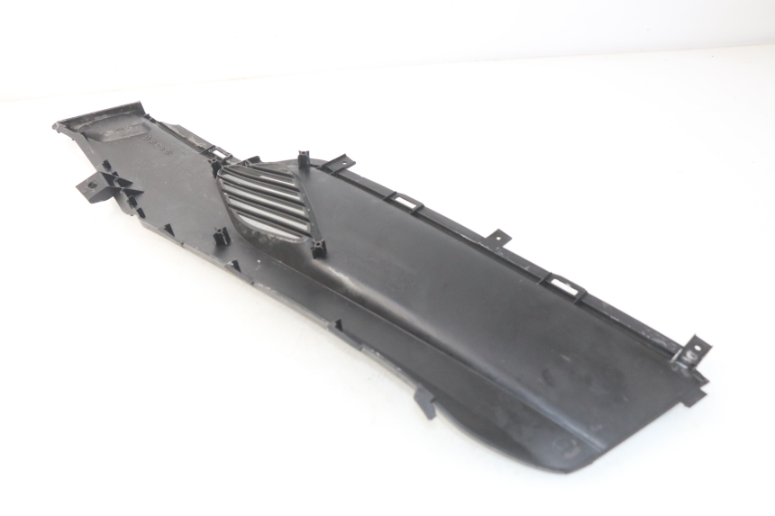 photo de TRITTBRETT VERKLEIDUNG MITTE RECHTS KYMCO DINK STREET 125 (2009 - 2014) - Details der Befestigungspunkte