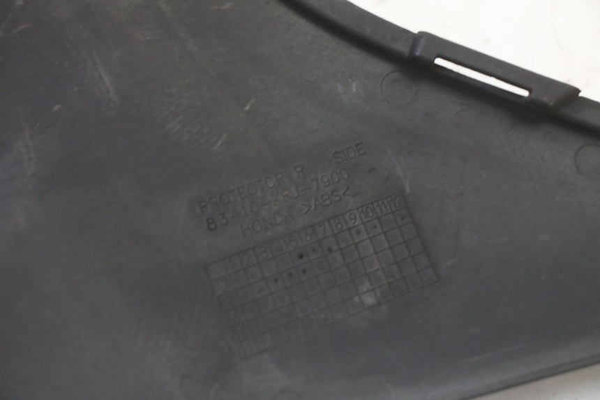 photo de TRITTBRETT VERKLEIDUNG MITTE RECHTS HONDA FES S-WING SWING ABS 125 (2007 - 2015) - Technische Nahaufnahme