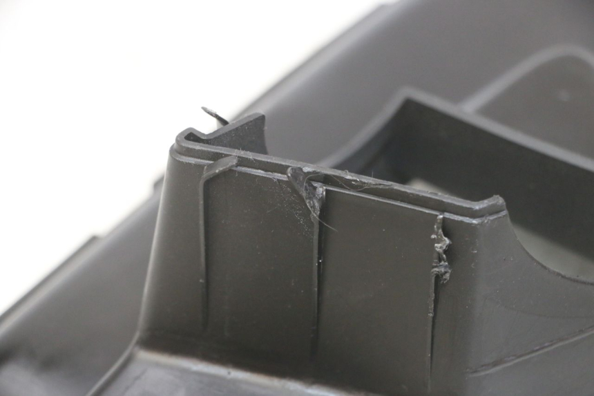 photo de TRITTBRETT VERKLEIDUNG MITTE RECHTS PEUGEOT JET FORCE CARBU 50 (2003 - 2016) - Zoom auf Gebrauchszustand