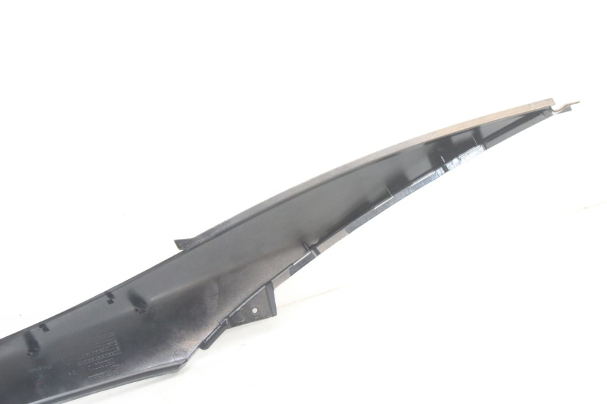 photo de TRITTBRETT VERKLEIDUNG MITTE RECHTS PIAGGIO MP3 500 (2014 - 2017) - Details der Befestigungspunkte