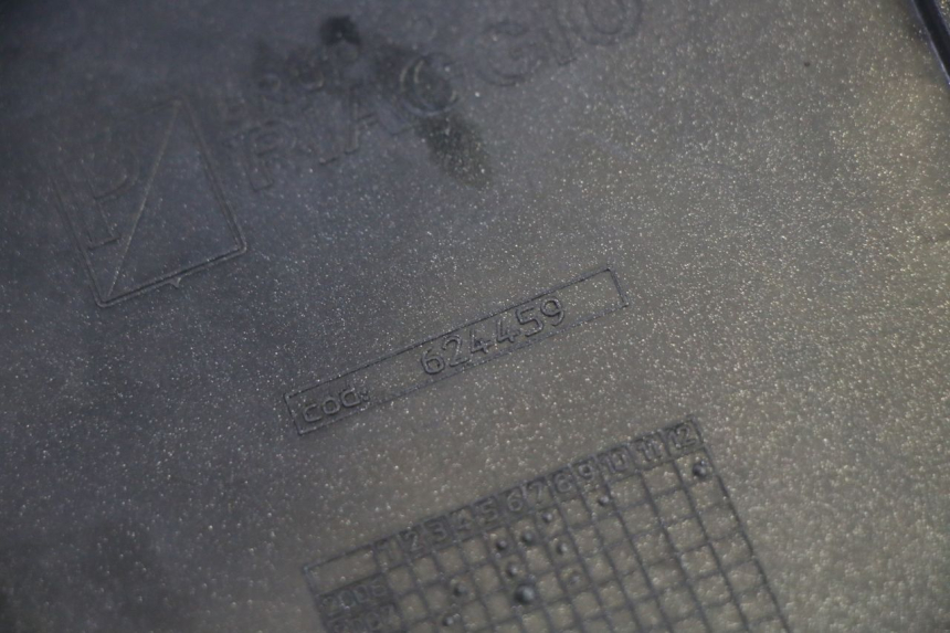 photo de TRITTBRETT VERKLEIDUNG MITTE RECHTS PIAGGIO MP3 RL 250 (2006 - 2010) - Details der Befestigungspunkte