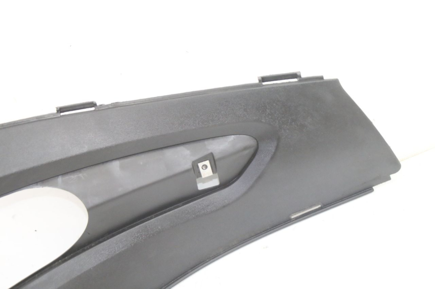 photo de TRITTBRETT VERKLEIDUNG MITTE RECHTS GILERA RUNNER SP 50 (2006 - 2008) - Zoom auf Gebrauchszustand