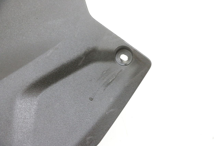 photo de TRITTBRETT VERKLEIDUNG MITTE RECHTS YAMAHA TRICITY 300 (2020 - 2024) - Details der Befestigungspunkte