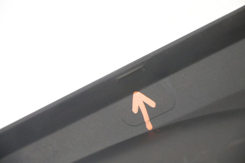 photo de TRITTBRETT VERKLEIDUNG MITTE RECHTS YAMAHA YP X-MAX XMAX 400 (2014 - 2017) - Details der Befestigungspunkte